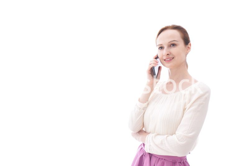 スマホで通話をする笑顔の若い女性