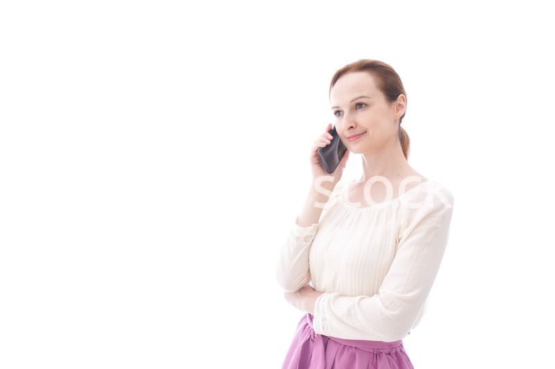 スマホで通話をする笑顔の若い女性