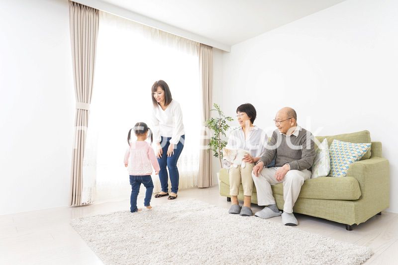 家族で犬と遊ぶ幸せな三世代ファミリー