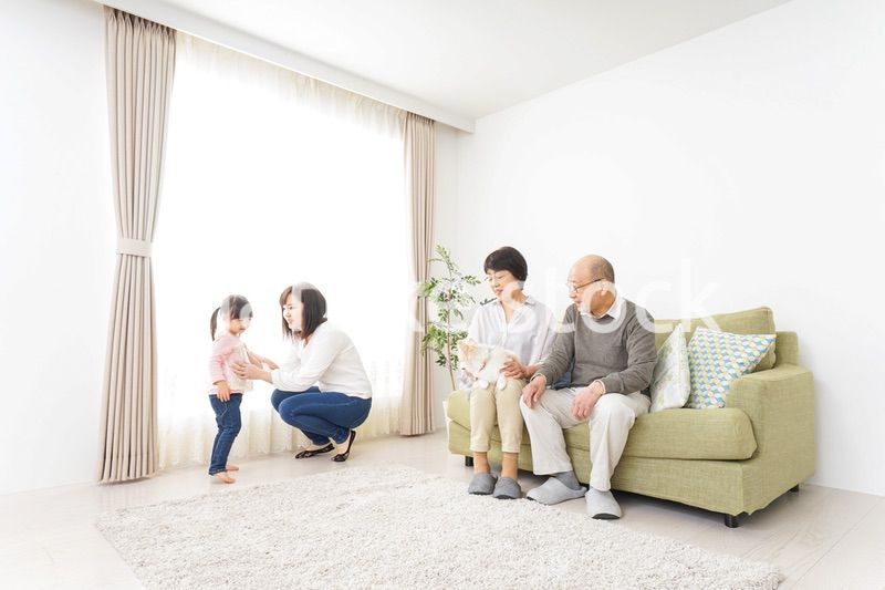 家族で犬と遊ぶ幸せな三世代ファミリー