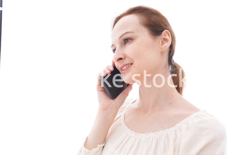 スマホで通話をする笑顔の若い女性