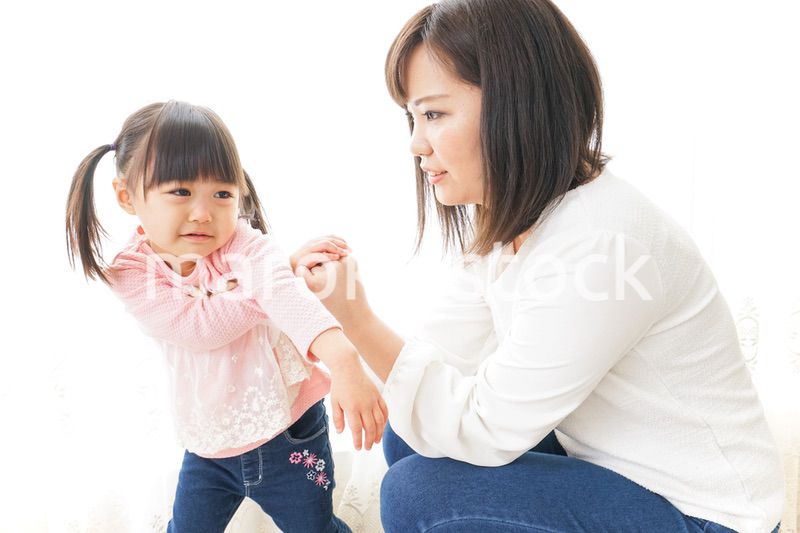 子どもをしつけするお母さん