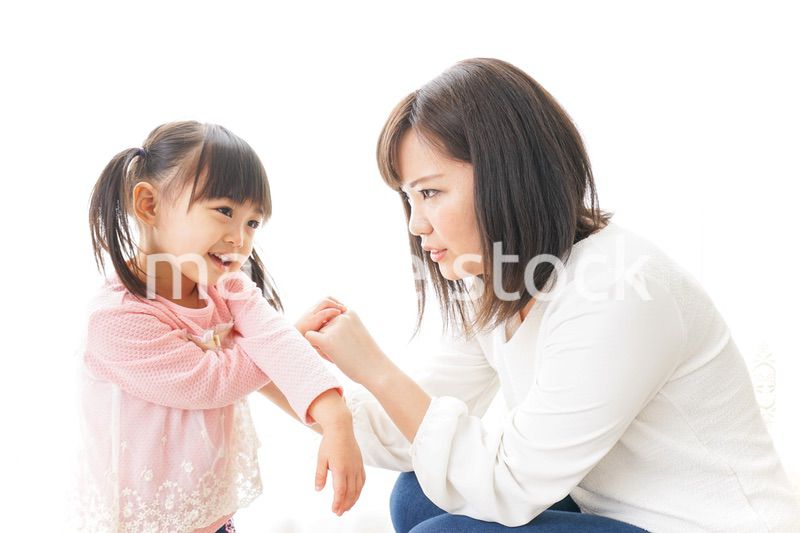 子どもをしつけするお母さん