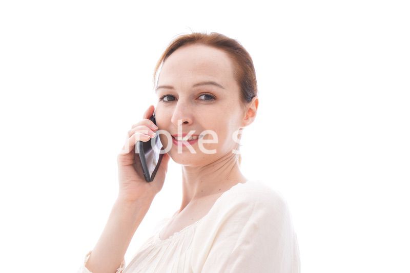 スマホで通話をする笑顔の若い女性