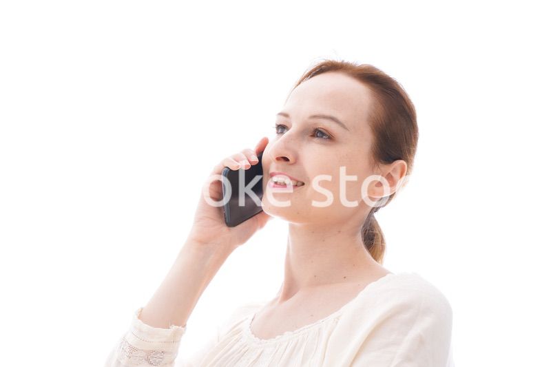 スマホで通話をする笑顔の若い女性