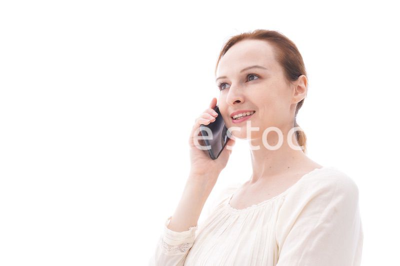 スマホで通話をする笑顔の若い女性