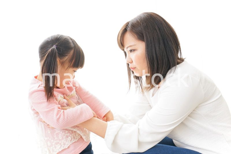 子どもをしつけするお母さん