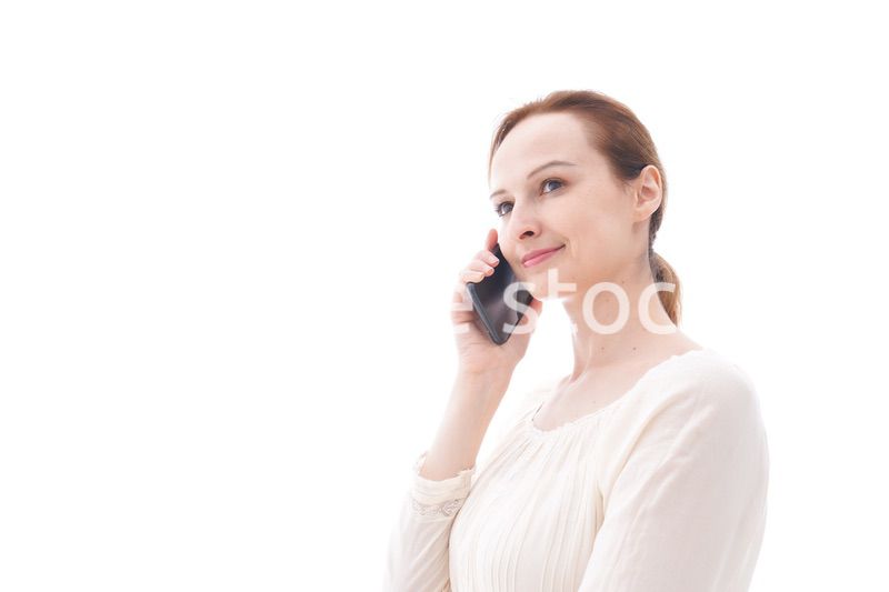 スマホで通話をする笑顔の若い女性