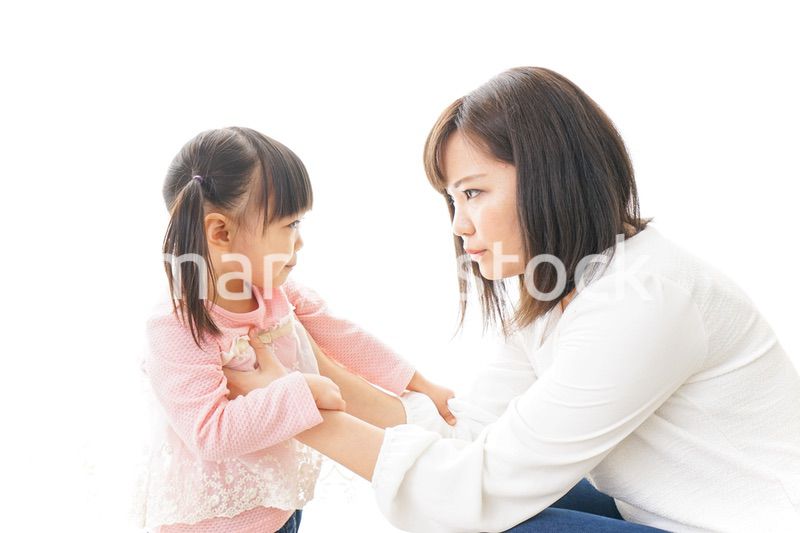 子どもをしつけするお母さん