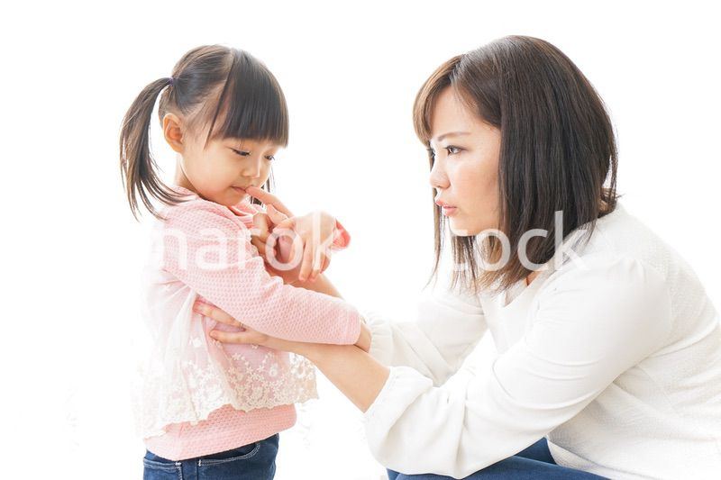 子どもをしつけするお母さん