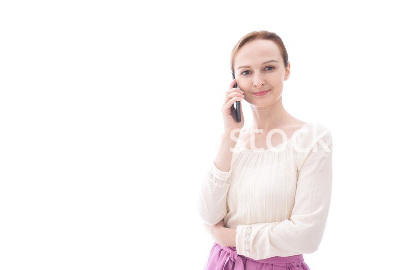 スマホで通話をする笑顔の若い女性