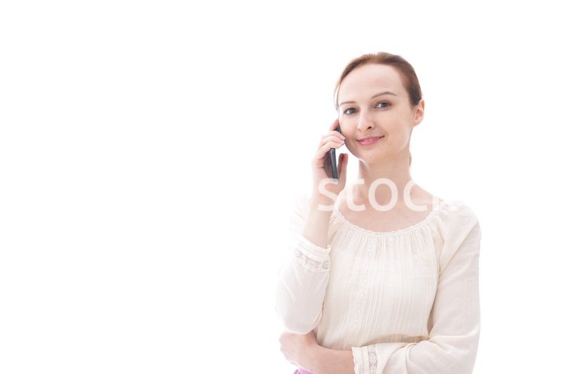 スマホで通話をする笑顔の若い女性