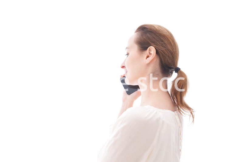 スマホで通話をする笑顔の若い女性