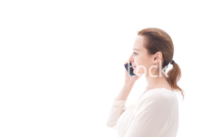 スマホで通話をする笑顔の若い女性