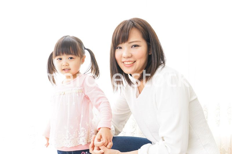 子どもをしつけするお母さん