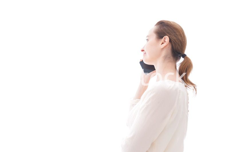 スマホで通話をする笑顔の若い女性