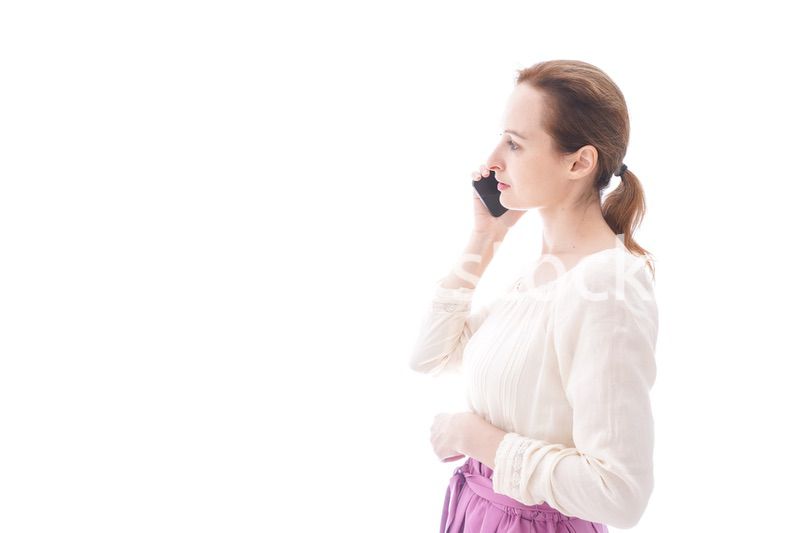 スマホで通話をする笑顔の若い女性