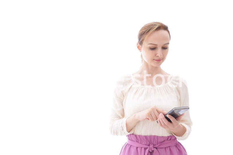 スマホアプリを使う笑顔の若い女性