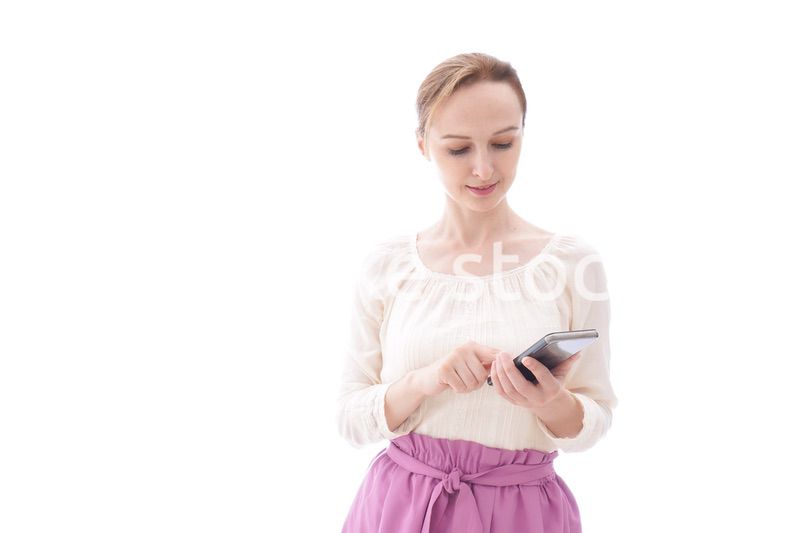 スマホアプリを使う笑顔の若い女性