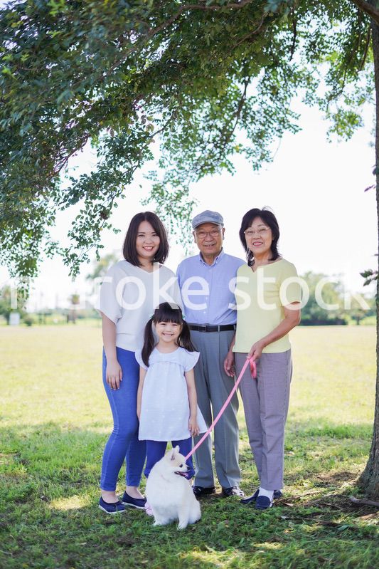公園で楽しく過ごす家族