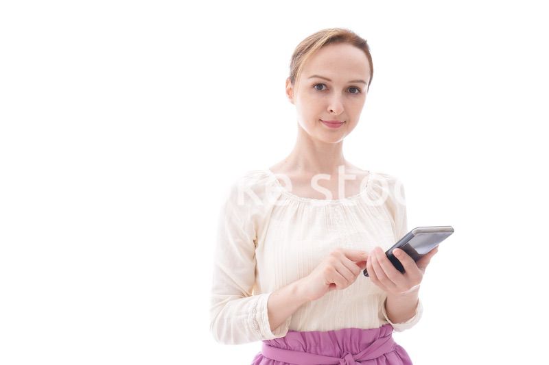 スマホアプリを使う笑顔の若い女性