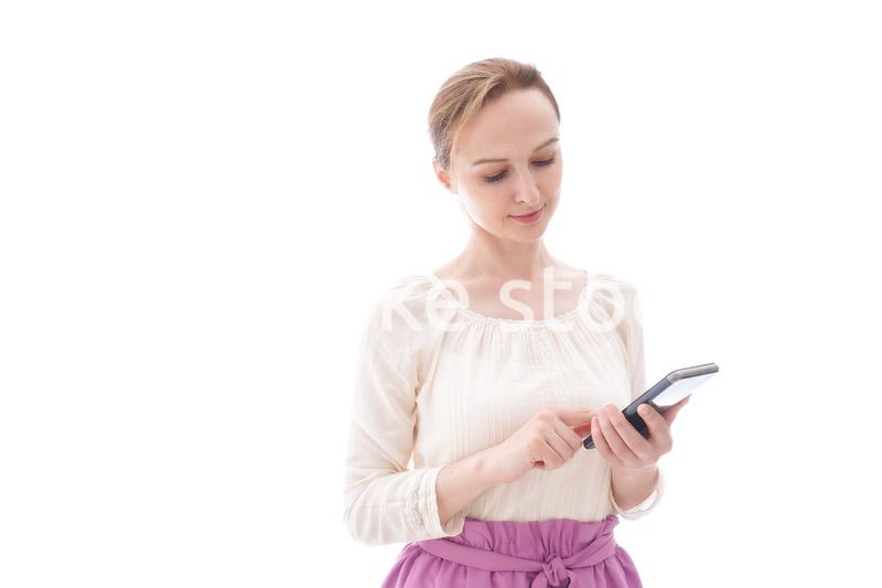 スマホアプリを使う笑顔の若い女性