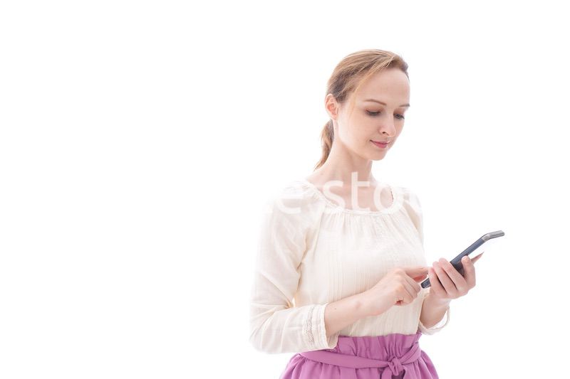 スマホアプリを使う笑顔の若い女性