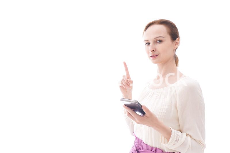 スマホアプリを使う笑顔の若い女性