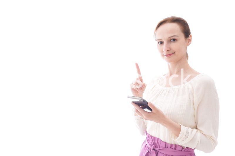 スマホアプリを使う笑顔の若い女性