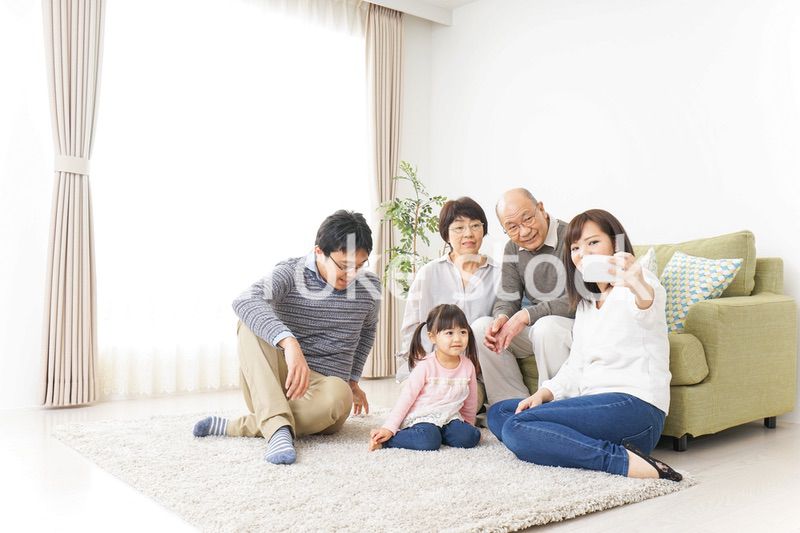 家族全員で写真を撮るファミリー