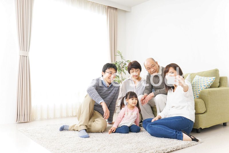 家族全員で写真を撮るファミリー