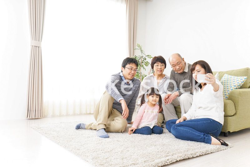 家族全員で写真を撮るファミリー