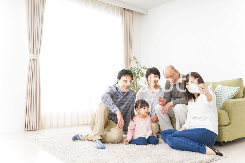 家族全員で写真を撮るファミリー