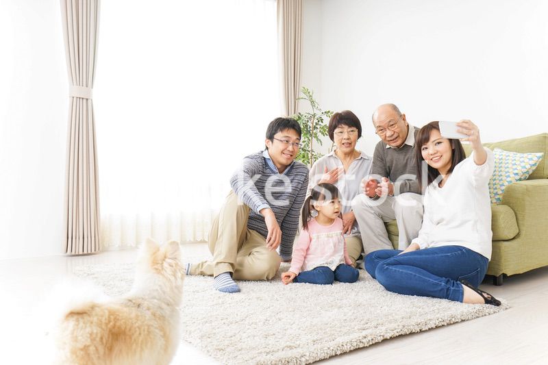 家族全員で写真を撮るファミリー