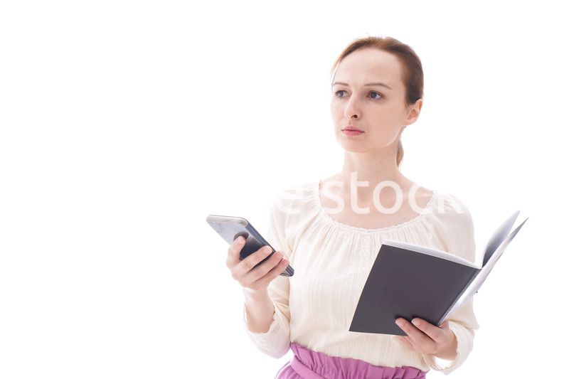 スマホアプリを使う笑顔の若い女性