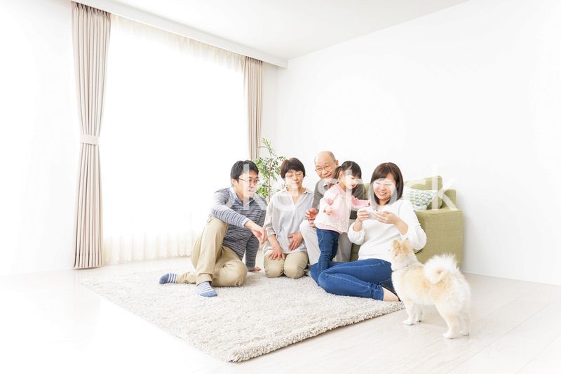 家族全員で写真を撮るファミリー