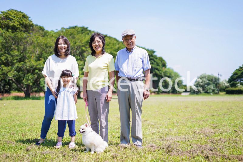 公園で楽しく過ごす家族