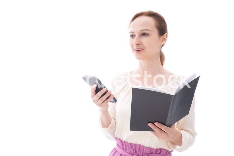 スマホアプリを使う笑顔の若い女性