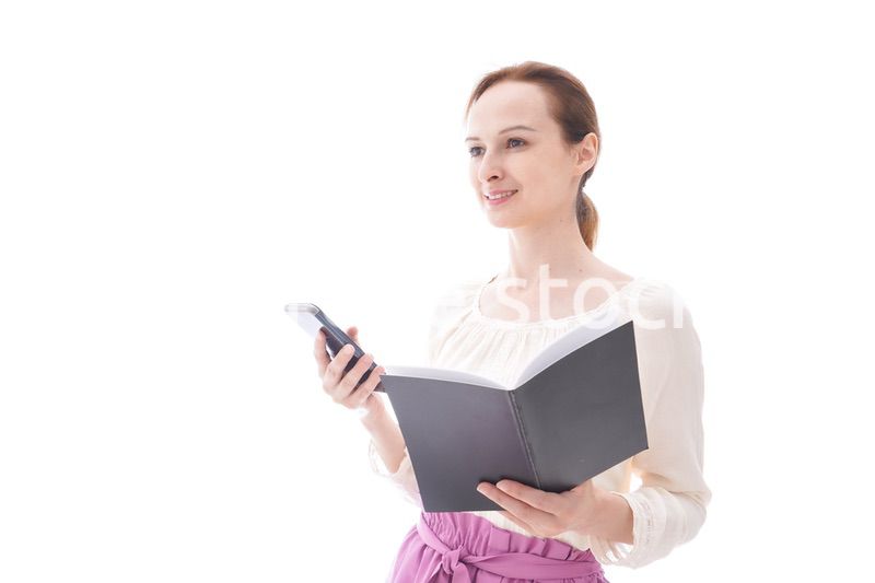 スマホアプリを使う笑顔の若い女性