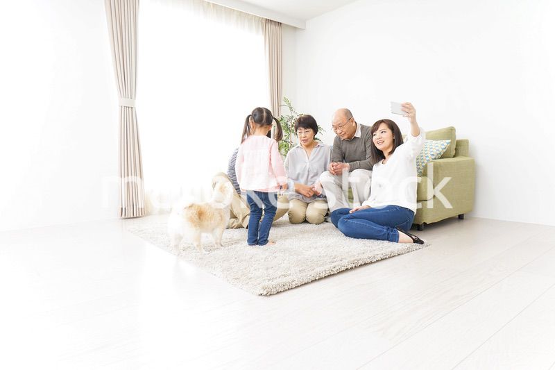 家族全員で写真を撮るファミリー