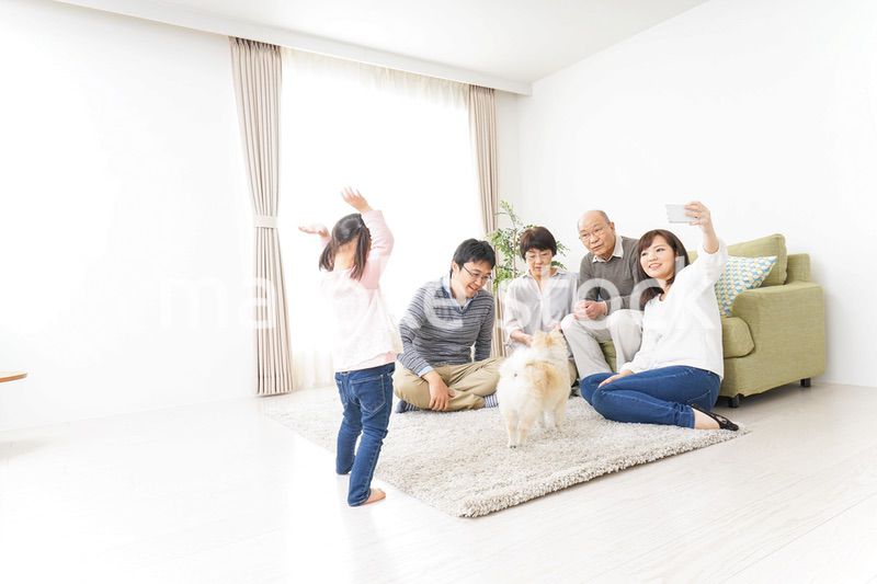 家族全員で写真を撮るファミリー