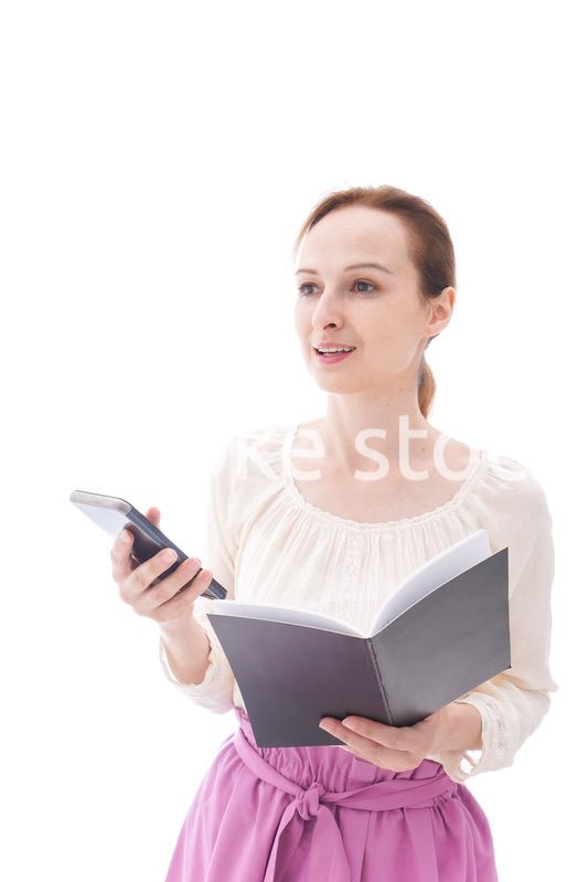 スマホアプリを使う笑顔の若い女性