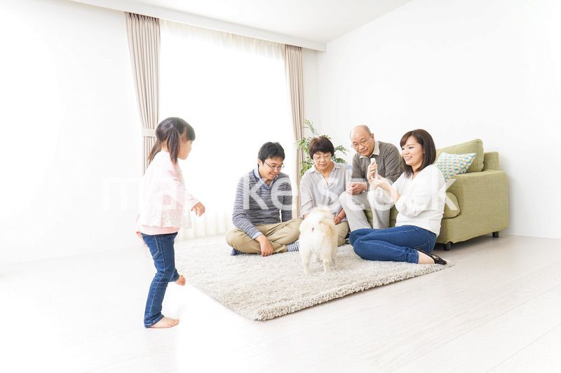 家族全員で写真を撮るファミリー