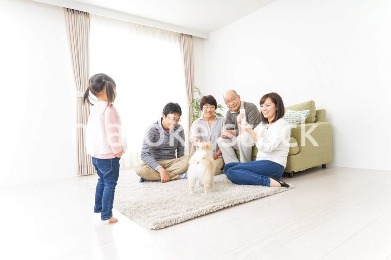 家族全員で写真を撮るファミリー