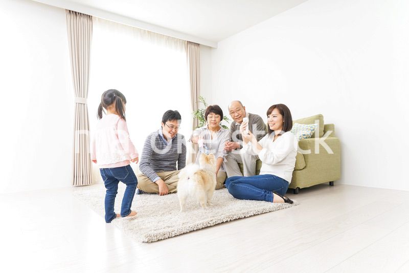 家族全員で写真を撮るファミリー