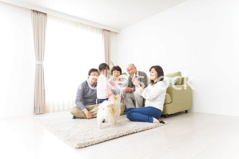 家族全員で写真を撮るファミリー