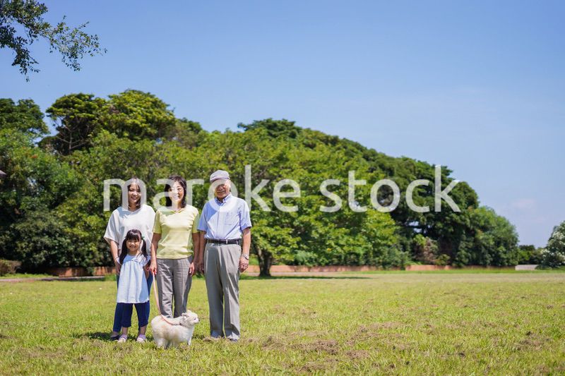 公園で楽しく過ごす家族