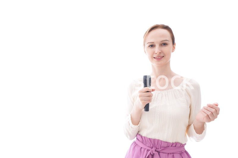 マイクで話す笑顔の若い女性