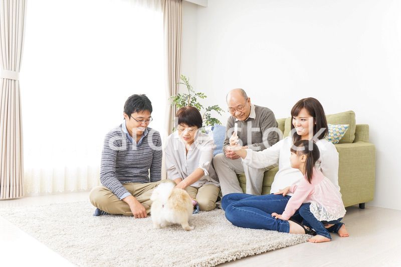 家族全員で写真を撮るファミリー