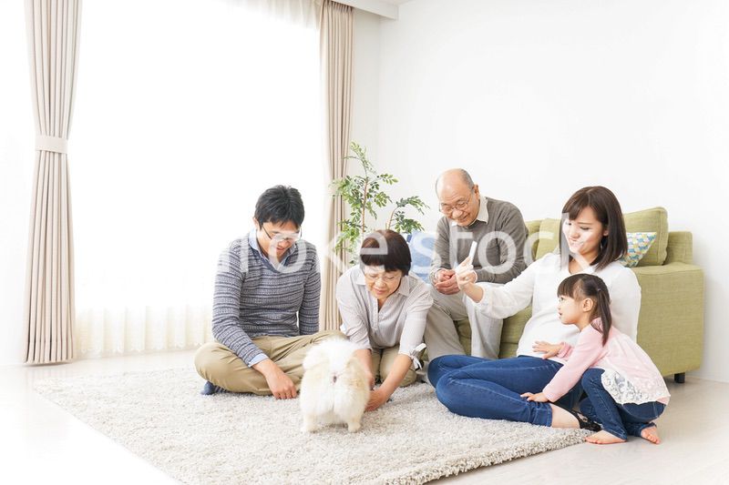 家族全員で写真を撮るファミリー